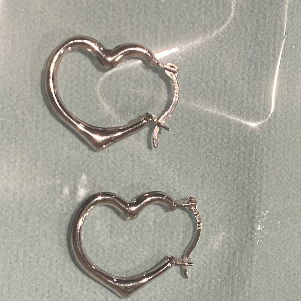 10K White Gold Heart Hoops